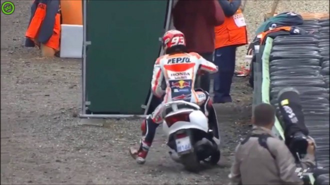 Ecco come Marquez guidava lo scooter.