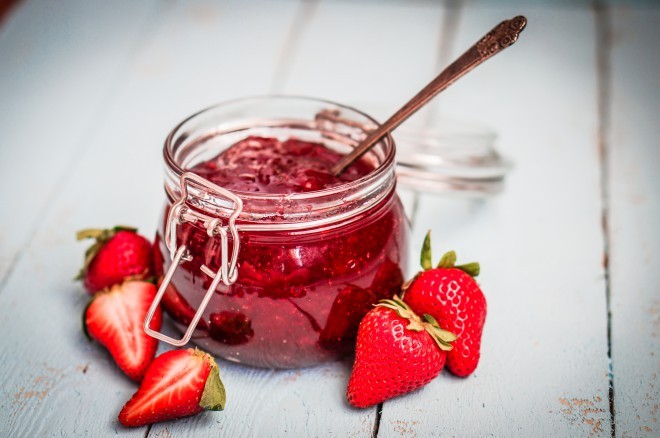 È ora di iniziare a preparare la marmellata di fragole fatta in casa. È dimostrato che è migliore di quello del negozio!