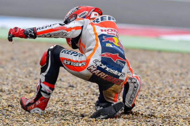 Marquez è rimasto senza moto e ha preso lo scooter del fotografo.