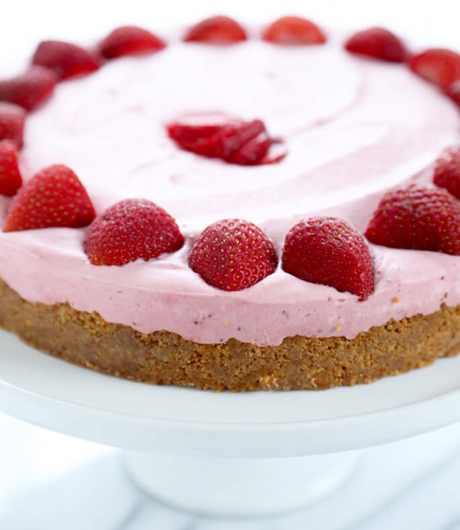 Jagodna torta brez peke je idealna sladica za vroče poletne dni.