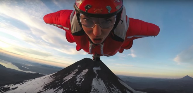 Drzen polet z wingsuit obleko nad vulkanom.