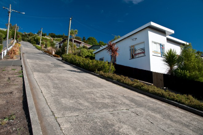 Baldwin Street je tako strma, da za vzpenjanje skoraj potrebujete alpinistično opremo!