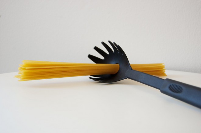 Il cucchiaio per spaghetti ha più funzioni utili di quanto pensassi.