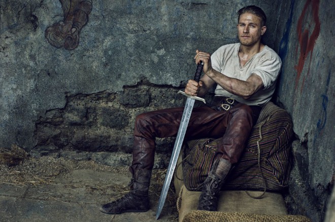 Charlie Hunnam kot  kralj Artur.