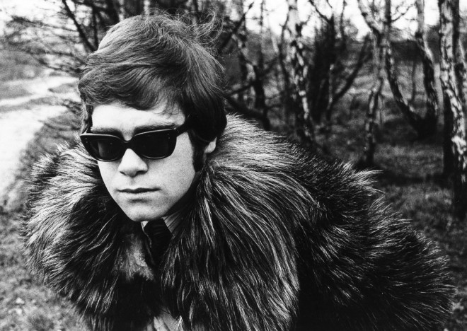 Elton John, zawsze modnie ubrany.