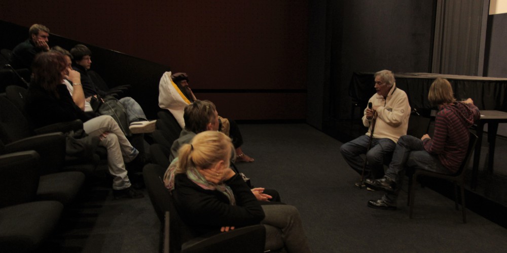 Poleg filmskih projekcij nudi festival tudi bogat spremljevalni program
