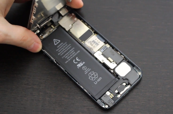 Puedes reemplazar la batería del iPhone tú mismo, pero perderás el derecho a reclamar la garantía.