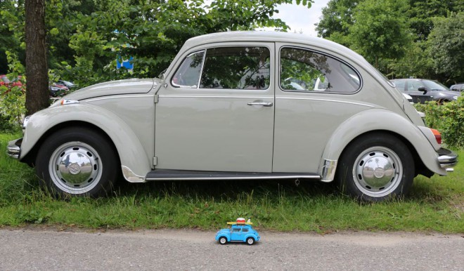 Original och lego replika (10252 Volkswagen Beetle).