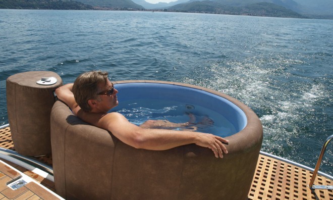 Mobilni jacuzzi Softub lahko vzamate s seboj tudi na jahto.
