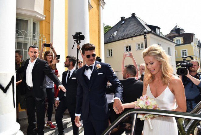 Soccer player Mario Gomez was not afraid of sunglasses at the wedding. Yes, the bride Carina Wanzung really shined.