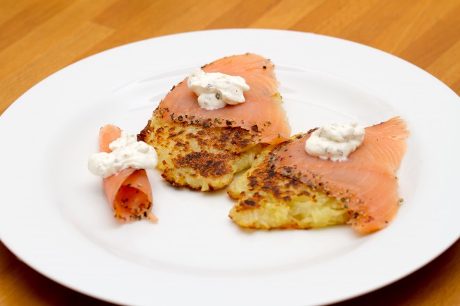 Rösti z lososom.