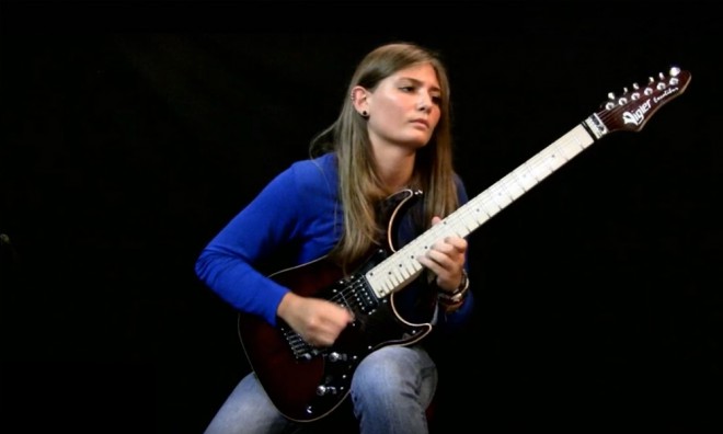 Tina S volta a impressionar na guitarra elétrica.