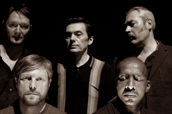 Tindersticks a sorti son premier disque, un double album élaboré de 79 minutes qui ignorait la scène musicale grand public, en 1993. 