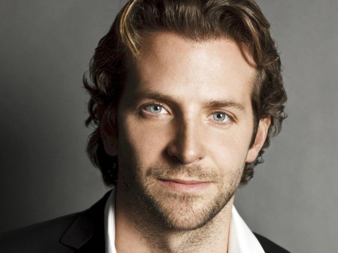 Bradley Cooper je med snemanjem filma Silver Linings Playbook (Za dežjem posije sonce, 2012) kupil več sto zimskih plaščev za brezdomce in našel čas, da jim jih je tudi osebno izročil.