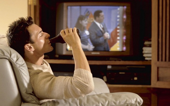 Nunca más dejes que la cerveza te distraiga de mirar la pantalla.