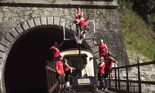 Deze keer doken de Dunking Devils in een reizende trein.