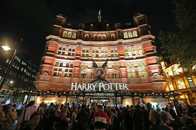 Das Buch Harry Potter und das verfluchte Kind wurde bereits als Theaterstück wiederbelebt.