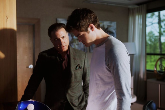 Andy Garcia och Ben Winchell i Max Steel.