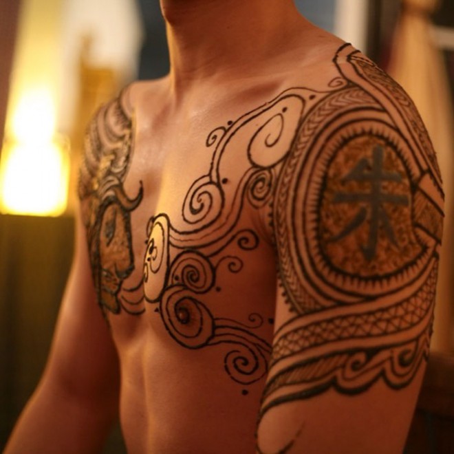 Henna-tatoeages zien er ook geweldig uit bij mannen.