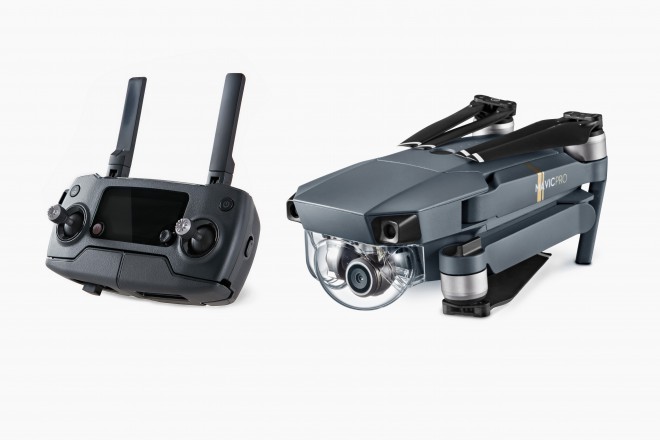 Vous pouvez contrôler le DJI Mavic Pro avec une télécommande ou un smartphone.