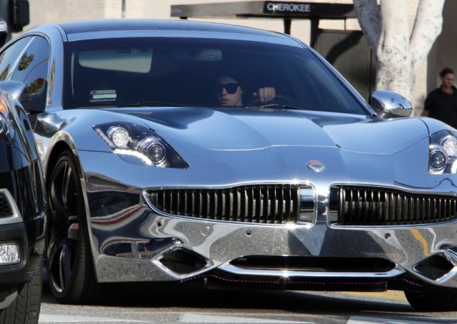 Sebbene Justin Bieber sia ancora molto giovane, può permettersi praticamente qualsiasi macchina. Qui lo vediamo nella Fisker Karma.