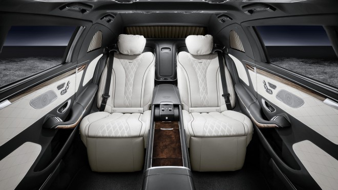 قد تكون سيارة Mercedes-Maybach S600 Pullman Guard محمية مثل الدبابة، لكنها سيارة سيدان من الرأس إلى أخمص القدمين.