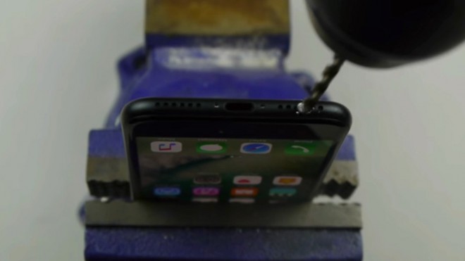 Na iPhonu 7 ni skrivnega prehoda do klasičnega priključka za slušalke.