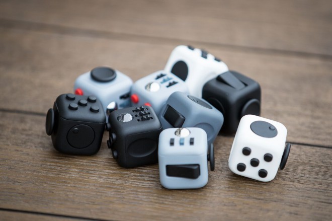 Der Fidget Joy Würfel hilft, sich zu beruhigen