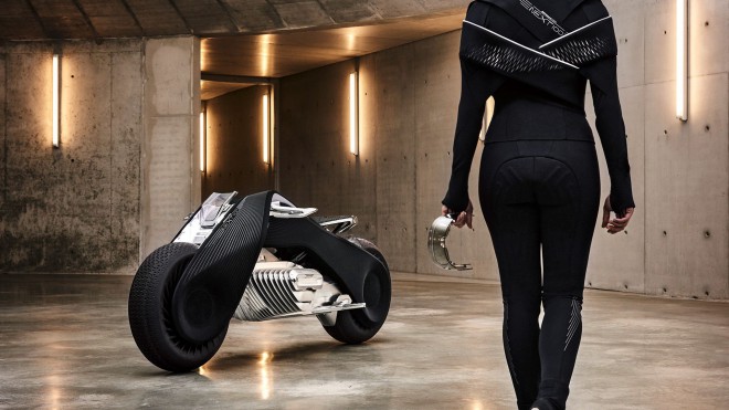BMW Motorrad Vision Next 100 是一款不会摔倒的摩托车。