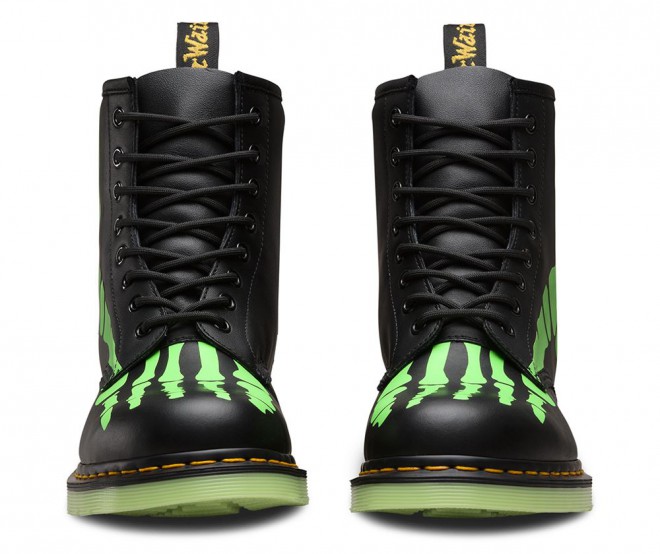 Dr. Martens Skelly po ničemer razen po svetlečem motivu ne odstopajo od klasičnega modela.