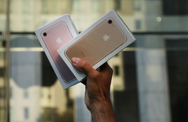 iPhone 7 za ceno službe.