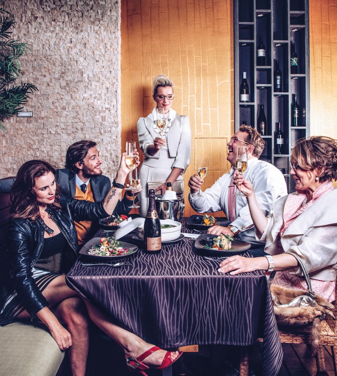Glavni likovi predstave dolaze na nezgodnu večeru. (Foto: Peter Giodani)