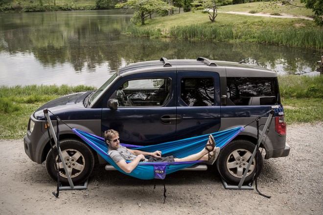 Waar u ook met de auto komt, u kunt de Eno Roadie hangmat uitrollen.