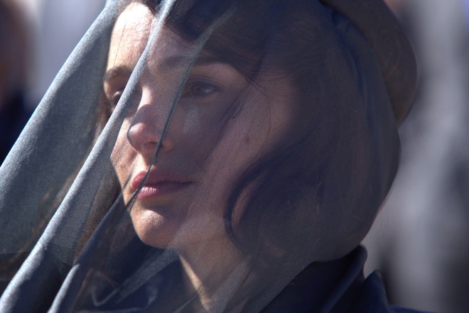 Natalie Portman igra žalujočo prvo damo ZDA, Jackie Kennedy.