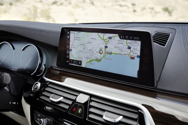 V novem BMW serije 5 kar mrgoli najnovejše tehnologije.