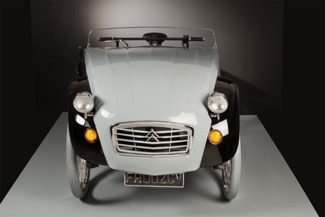 Tricikel 2CV Paris je ohranil nedotaknjeno masko modela Citroën 2CV iz leta 1980.