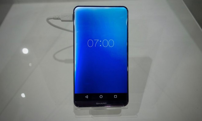 Pametni telefon Sharp Corner R ima zaslon na dotik po celotni površini.