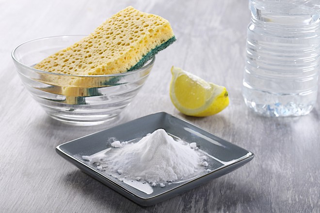 Soda bikarbona in limona sta odlična kombinacija, ki jo lahko uporabite v številne različne namene, opisane v članku. (Foto: Shutterstock)
