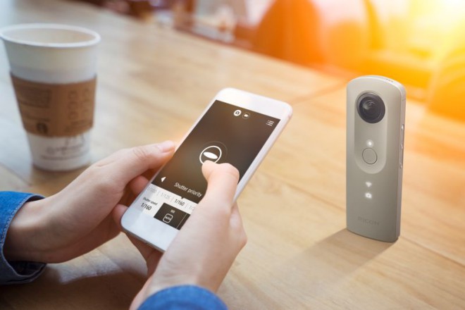 Miniaturna kamera Ricoh Theta SC omogoča takojšnje deljenje vsebin na družbenih omrežjih.