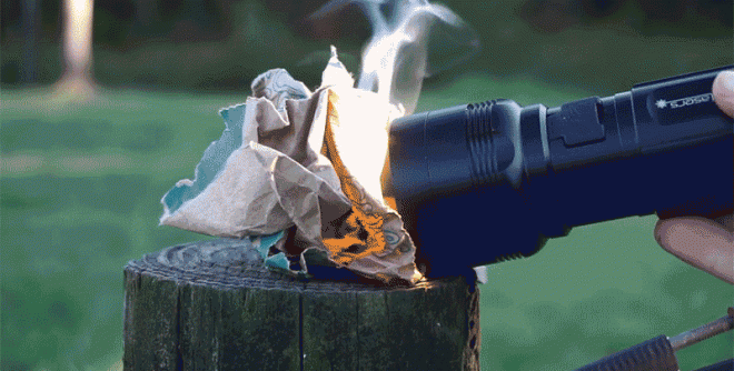 Vsestransko uporabna svetilka FlashTorch Mini.