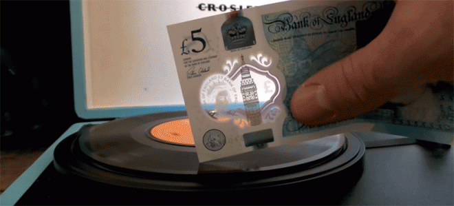 De l'argent en plastique comme aiguille de gramophone.