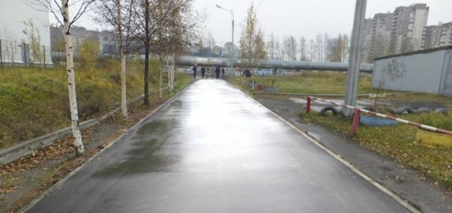 To ni fotografija popravljene, pač pa retuširane pešpoti. Majhna podrobnost, ki so jo lokalne oblasti pozabile omeniti.