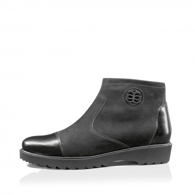 The universal choice of ara ankle boots: the combination of glitter and metallic details is the perfect choice for a walk around town. Also available in MASS stores. 