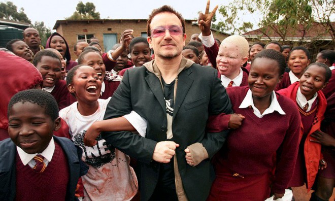 Bono został pierwszym mężczyzną uhonorowanym tytułem Człowieka Roku magazynu Glamour.