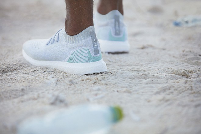 Las zapatillas Adidas UltraBOOST Uncaged x Parley están hechas de plástico reciclado que se encuentra en los océanos.
