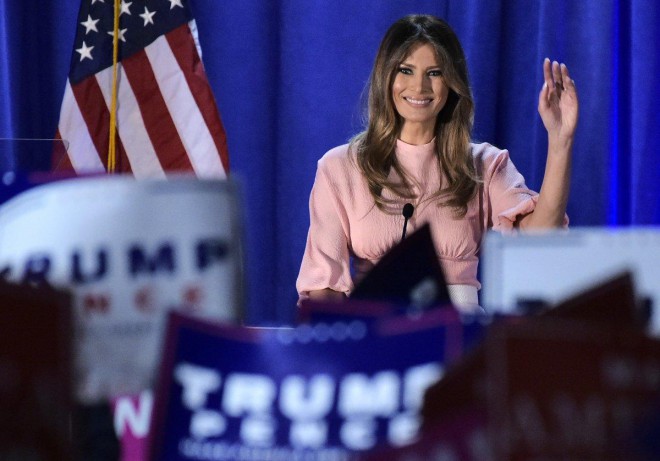 Melania Trump überholt Hillary Clinton in der Mura-Werbung und wird die erste US-Präsidentin.
