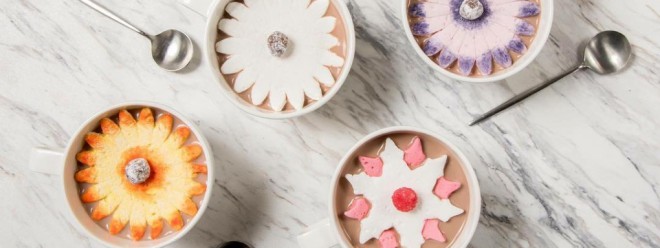 Božanska vroča čokolada s cvetovom iz marshmallowa.