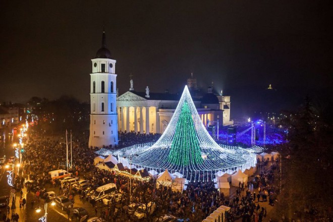 Glavni trg v Vilni bo v prazničnem času krasila pravljično okrašena jelka.