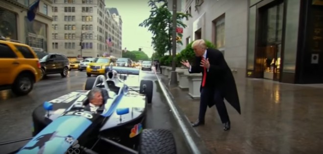 Donald Trump je sredi New Yorka prisedel kar v formulu.