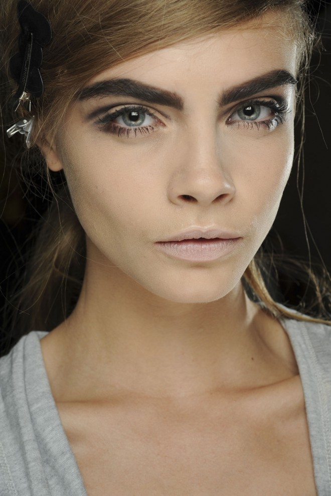 Cara Delevingne je iz gostih naravnih obrvi naredila pravi modni hit.